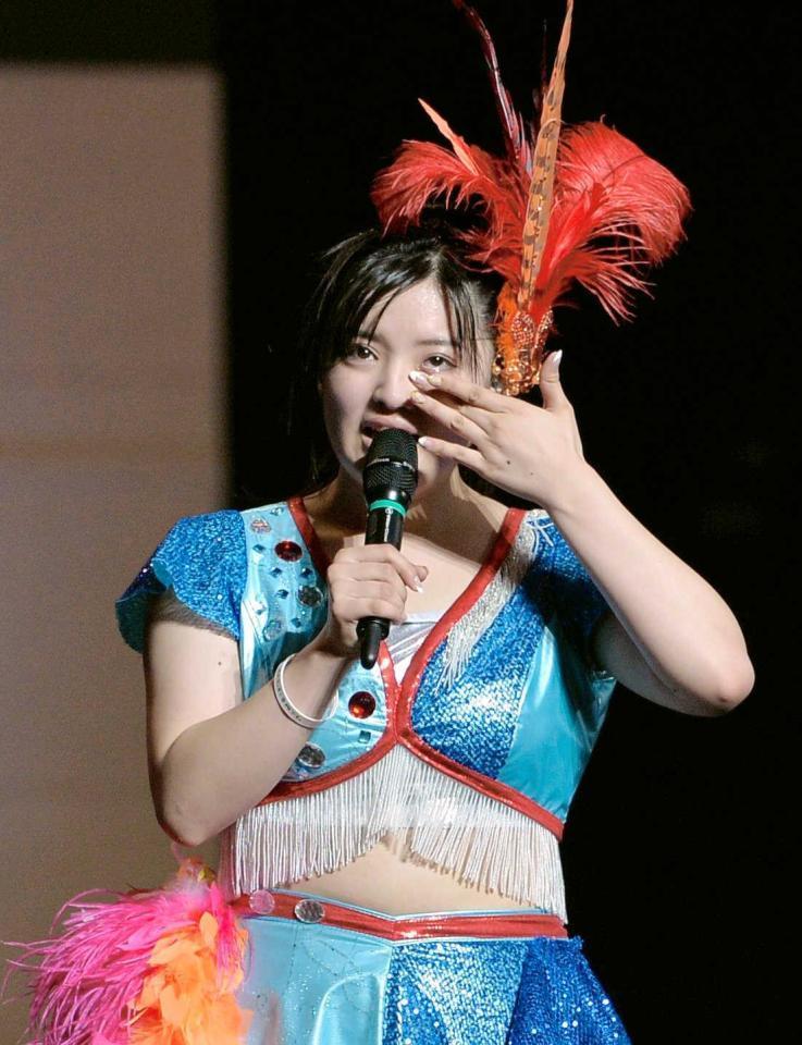 　ＭＣで涙を拭いながら話す鈴木香音