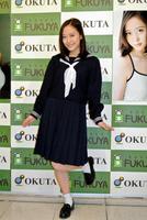 　セーラー服を「昭和レトロ感」とアピールした小田さくら＝東京・福家書店新宿サブナード店