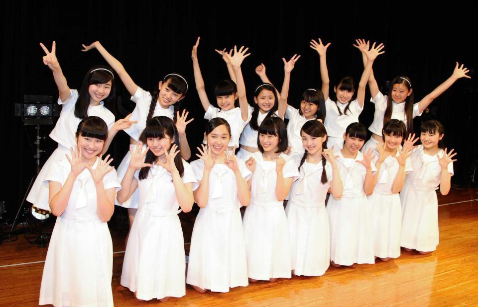 　お披露目されたアイドルネッサンス（前列左から２人目が原田珠々華、同７人目が野本ゆめか）。後列がＡＩＳ＝ニッショーホール