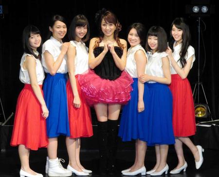 　現役アイドルの「さんみゅ～」に囲まれるもミニスカートで存在感を漂わせた渡辺美奈代（中央）＝東京・渋谷