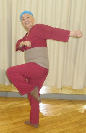 　「よろしくネ！」のポーズで全快をアピールする元「ゆーとぴあ」のホープこと城後光義＝東京都中野区