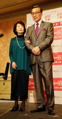 　右足を骨折して２カ月入院していたことを明かした吉行和子（左）
