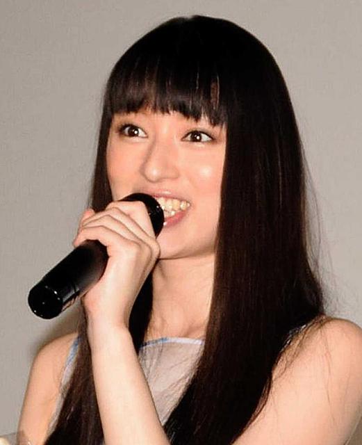 栗山千明が転倒し右足骨折、緊急手術