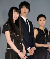 舞台挨拶で、足を骨折していることを明かした栗山千明（左）。（右から）榮倉奈々、福士蒼汰＝東京・ＴＯＨＯシネマズ　スカラ座（撮影・吉澤敬太）