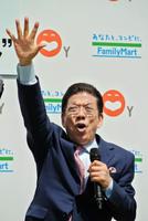 後輩芸人とリズムネタを披露した西川きよし＝吉本興業東京本部