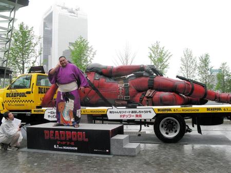 映画「ＤＥＡＤＰＯＯＬ」の巨大フィギュアを背に、ポーズをとる曙太郎＝大阪市内