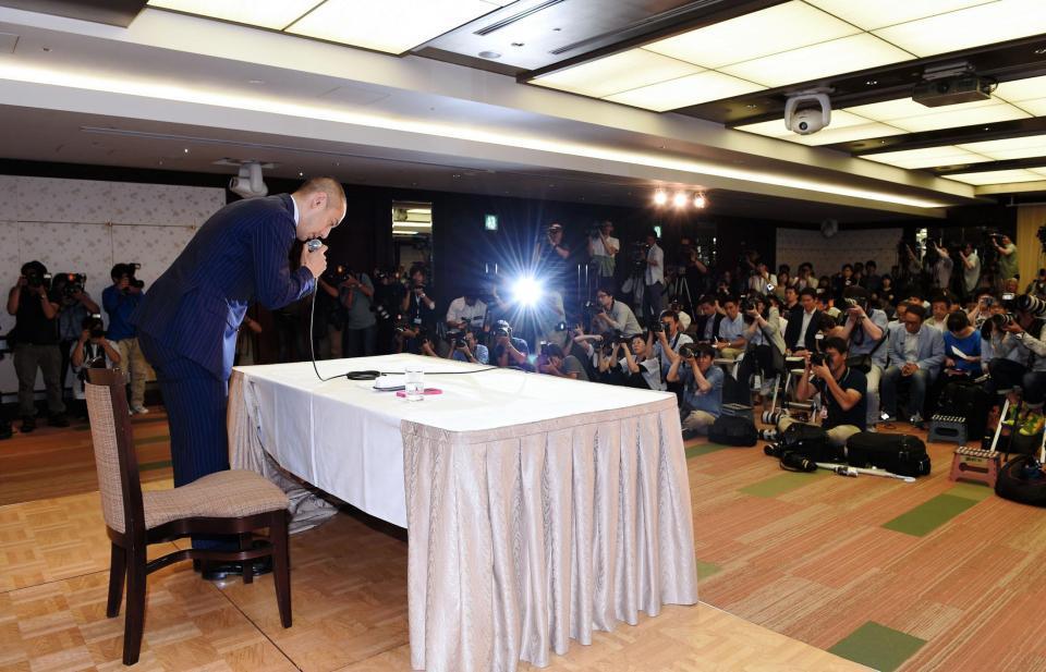 会見を終え一礼する市川海老蔵＝都内のホテル（撮影・棚橋慶太）