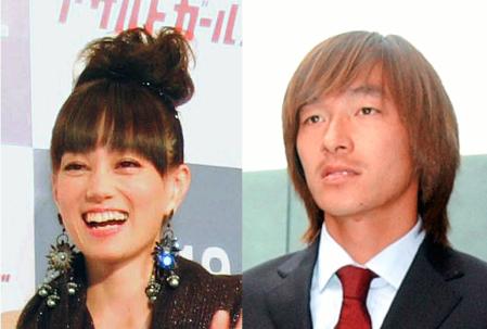 脅迫の疑いで逮捕されたサッカーの元日本代表・奥大介（右）と妻で女優の佐伯日菜子
