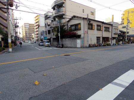 　モモコが乗ったタクシーは、北（右）から南へ走行中に、西（正面）から走行してきた車と交差点内で衝突した＝大阪市内