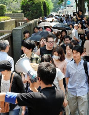 栩内香澄美被告の初公判の傍聴席券を求め、誘導員の指示に従い地裁に入る大勢の人々＝東京地方裁判所（撮影・吉澤敬太）