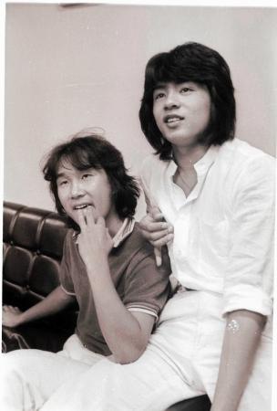 チャゲ＆飛鳥（のちのＣＨＡＧＥ　ａｎｄ　ＡＳＫＡ）＝１９７９年８月３１日、デイリースポーツ大阪本社