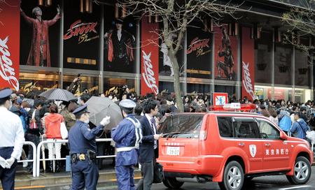 混然とする帝国劇場前＝東京・帝国劇場（撮影・吉澤敬太）