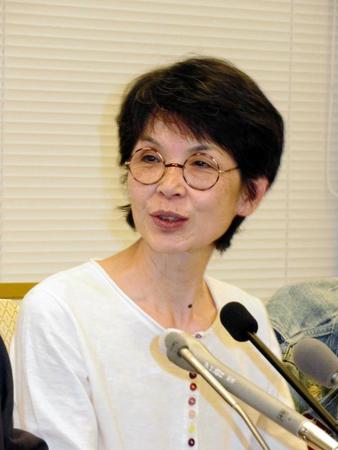 　会見した萩原流行さんの妻・まゆ美さん＝東京・市ヶ谷