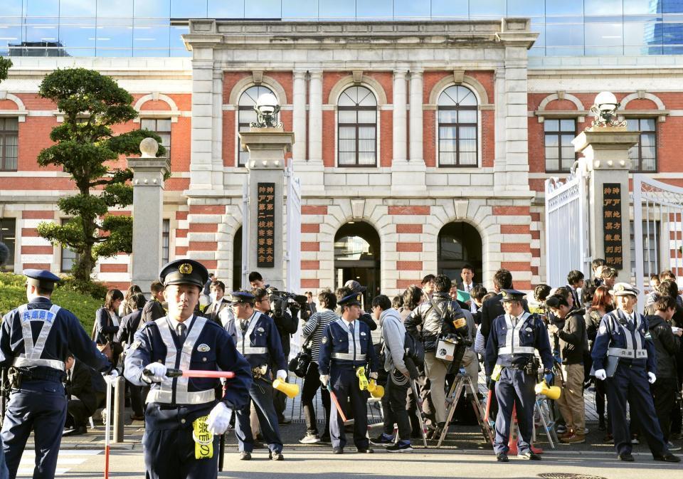 　元兵庫県議の野々村竜太郎被告の初公判が延期された神戸地裁前に集まった大勢の報道陣ら＝24日午後