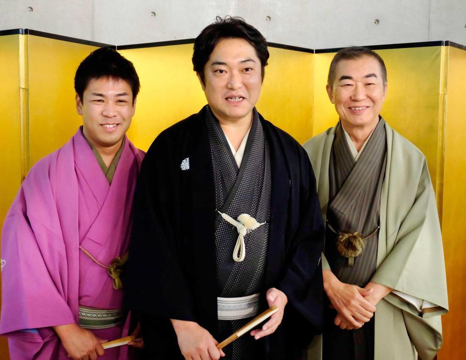 　繁昌亭大賞に選ばれた林家菊丸（中央）と奨励賞の桂米紫。右は上方落語協会会長の桂文枝