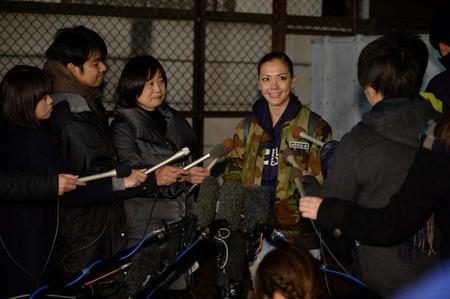 自宅近くの公園で会見した土屋アンナ＝東京・渋谷区