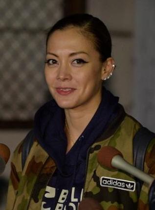 自宅近くの公園で会見した土屋アンナ＝東京・渋谷区