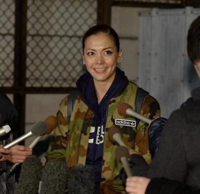 自宅近くの公園で会見した土屋アンナ＝２５日、東京都内