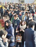 　傍聴券を求める人々の列