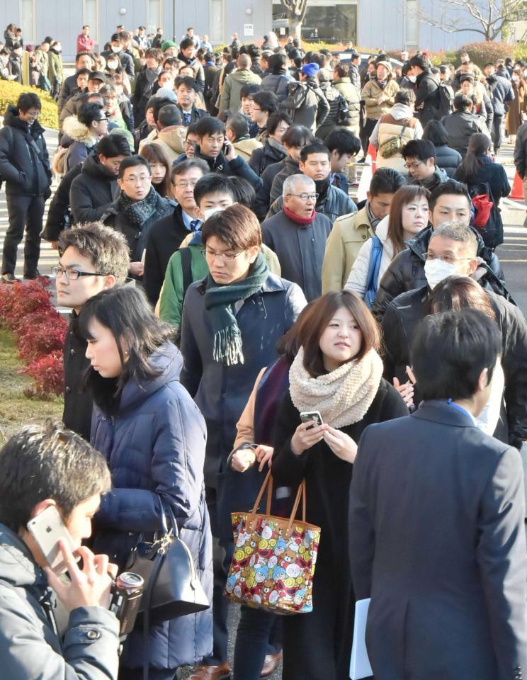 　傍聴券を求める人々の列