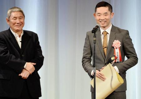 激励賞を受賞した元キングオブコメディの今野浩喜。左はビートたけし＝東京都内（撮影・村中拓久）