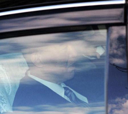 裁判を終えて車で引き揚げる百田尚樹氏＝東京地裁（撮影・西岡正）
