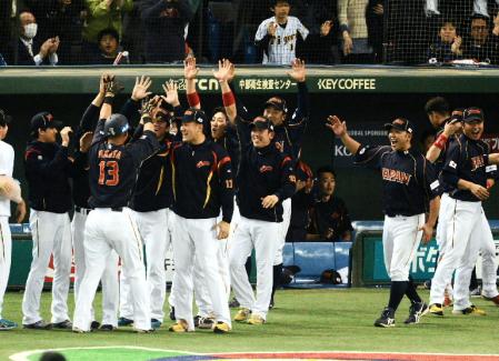 １０回、勝ち越し犠飛を放った中田を祝福するナイン＝東京ドーム（撮影・園田高夫）