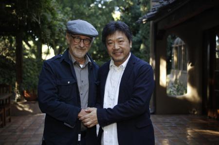 　ガッチリと握手を交わす是枝裕和監督（右）とスティーブン・スピルバーグ監督＝米ロサンゼルス