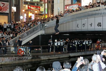 　阪神が日本シリーズ進出を決め、道頓堀に飛び込むファン＝１０月１８日