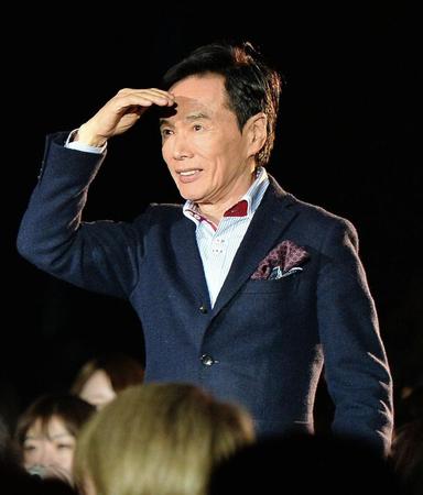 客席を通って登場する森進一＝東京・帝国劇場（撮影・園田高夫）