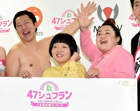 　会見でポーズを決めるおかずクラブのオカリナ（中）とゆいＰ（右・左はとにかく明るい安村）＝東京都千代田区の銀座ファマーズラボ（撮影・出月俊成）