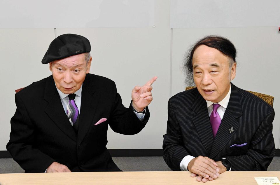 おなじみの髪を飛ばす芸が生まれた秘話を明かす（右から）海原はるか・かなた＝大阪松竹芸能（撮影・高石航平）　