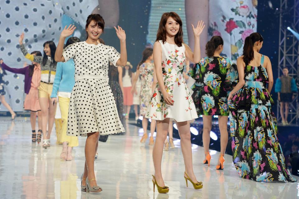 　加藤夏希（左）らが出演した「神戸コレクション２０１５Ｓ／Ｓ」