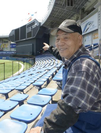 　平日のゲーム限定で自身の天気予報を電光掲示板に掲示する曽根太一さん（撮影・開出　牧）