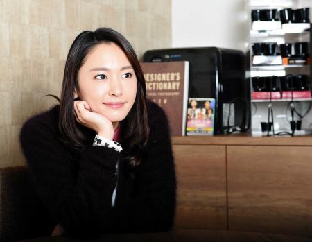 　ほおづえをつき遠くを見つめる新垣結衣＝東京・日比谷のワーナーエンターテイメントジャパン（撮影・北野将市）