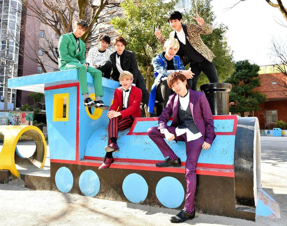 　汽車の遊具に乗ってポーズをとる超特急の（前列左から）ユーキ、リョウガ、（後列左から）タクヤ、タカシ、コーイチ、カイ、ユースケ＝東京都内（撮影・園田高夫）