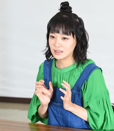 　インタビューに答える奈緒（撮影・高石航平）