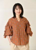 　凜としたたたずまいで穏やかな笑みを浮かべる稲森いずみ（撮影・佐々木彰尚）