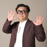 　ポーズをとる、とろサーモン・久保田かずのぶ（撮影・西岡正）