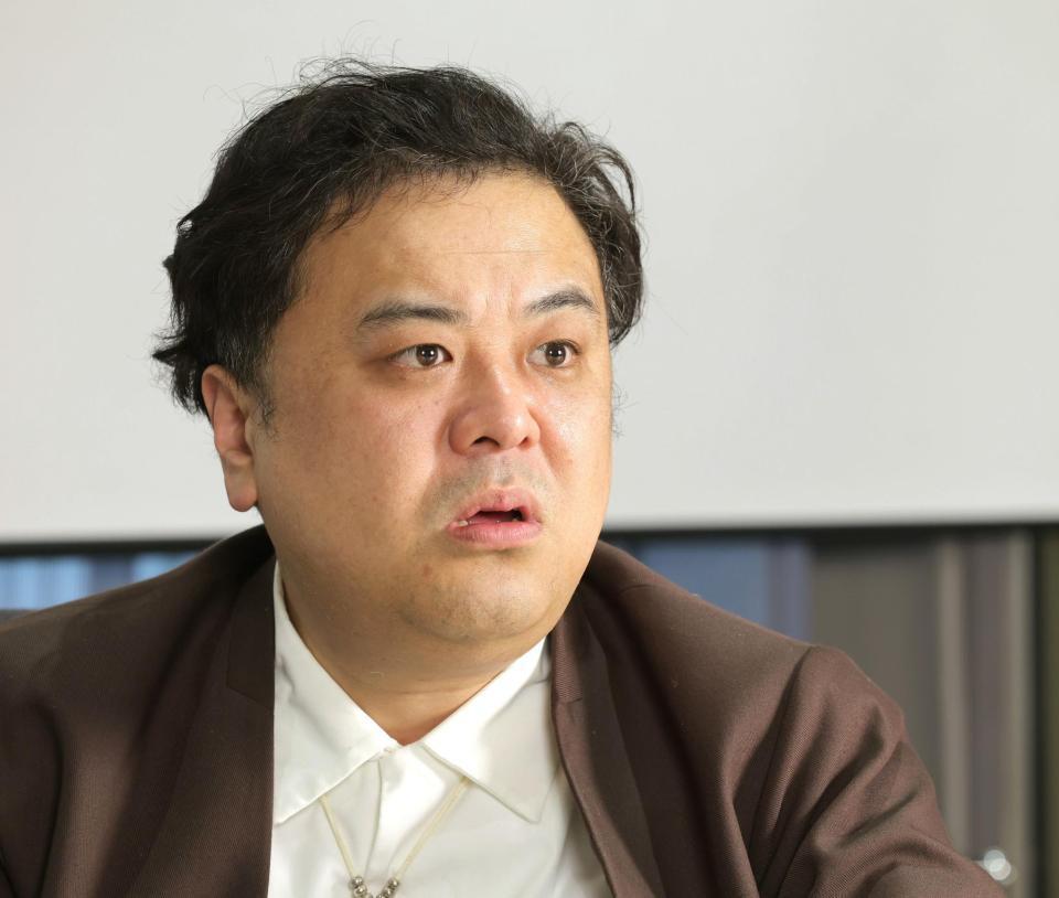 　質問に答える、とろサーモン・久保田かずのぶ（撮影・西岡正）