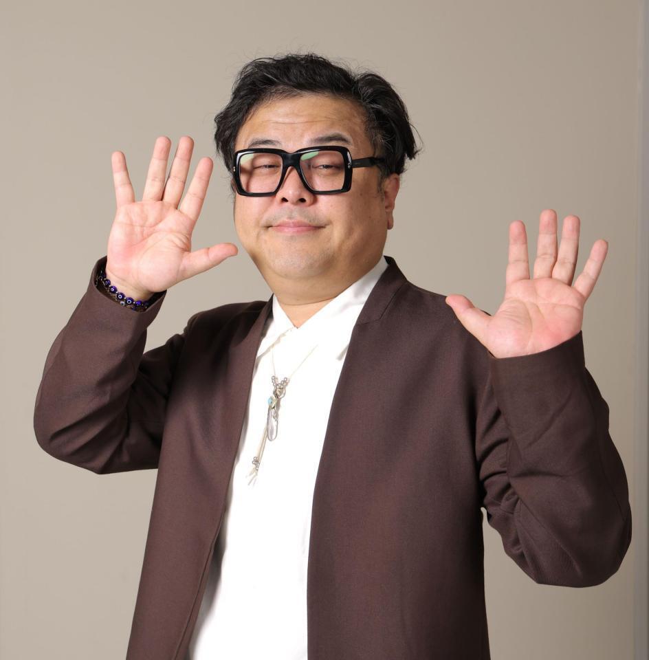 　ポーズをとる、とろサーモン・久保田かずのぶ（撮影・西岡正）