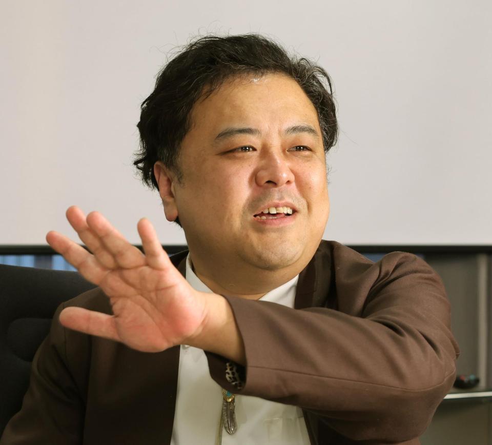 　笑顔でトークする、とろサーモン・久保田かずのぶ（撮影・西岡正）