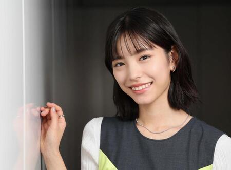 　笑顔でポーズをとる當真あみ（撮影・石井剣太郎）