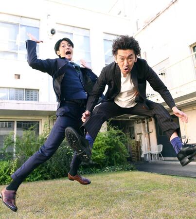 　気合のジャンプを見せるツートライブ・たかのり（左）と周平魂（撮影・園田高夫）