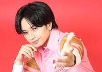 ほほ笑みながらポーズを決める中島健人（撮影・石井剣太郎）