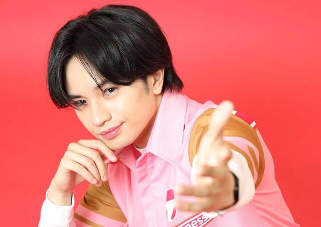 ほほ笑みながらポーズを決める中島健人（撮影・石井剣太郎）