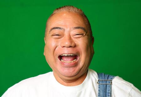 ポーズをとる出川哲朗（撮影・石井剣太郎）