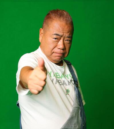 ポーズをとる出川哲朗（撮影・石井剣太郎）