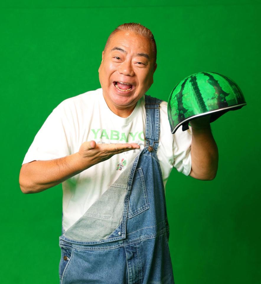 ポーズをとる出川哲朗（撮影・石井剣太郎）