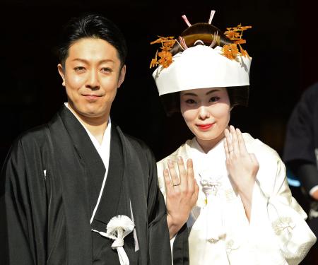 　指輪を披露する尾上菊之助（左）と瓔子さん＝神田明神（撮影・三好信也）